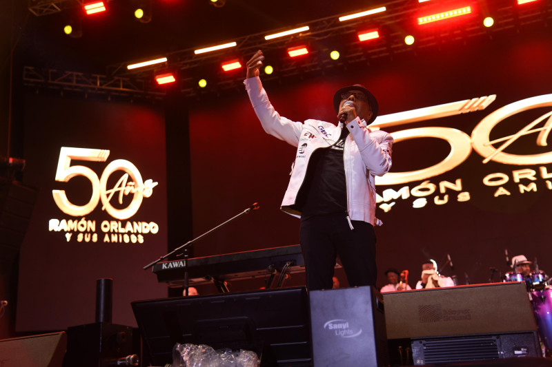 Ramón Orlando durante su presentación en el Estadio Olímpico Félix Sánchez.