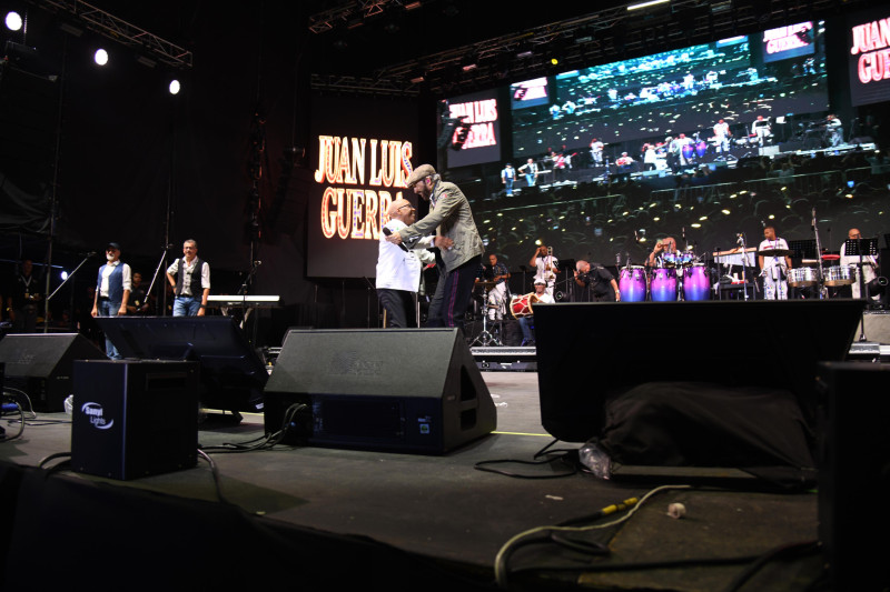 Juan Luis Guerra compartió con Ramón Orlando en la celebración.