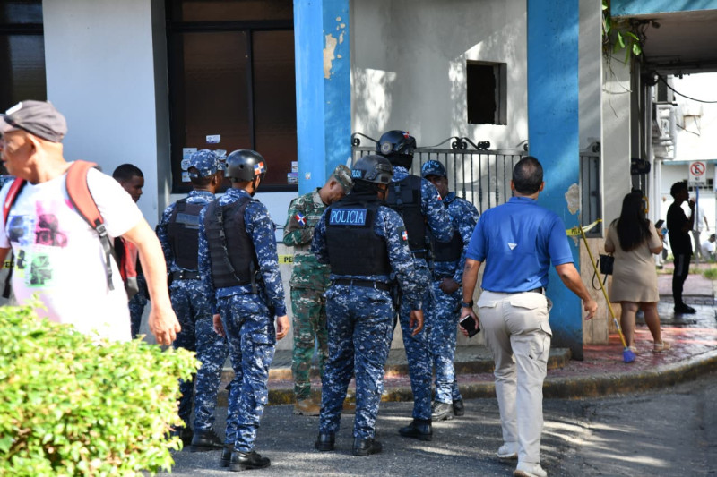 Policías y militares en el hospital Salvador B Gautier