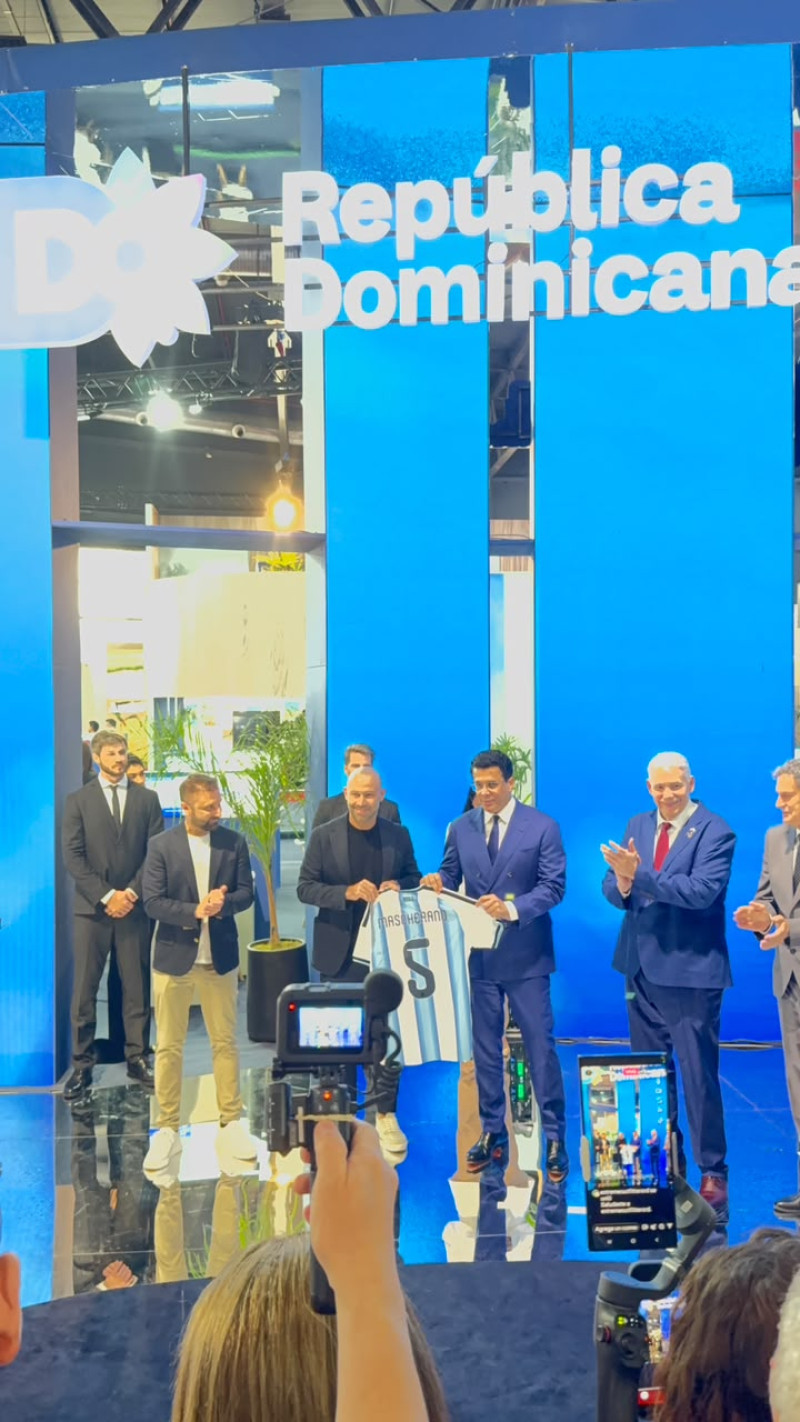 El futbolista Javier Mascherano le entrega una camiseta del seleccionado argentino a David Collado, ministro de Turismo de República Dominicana