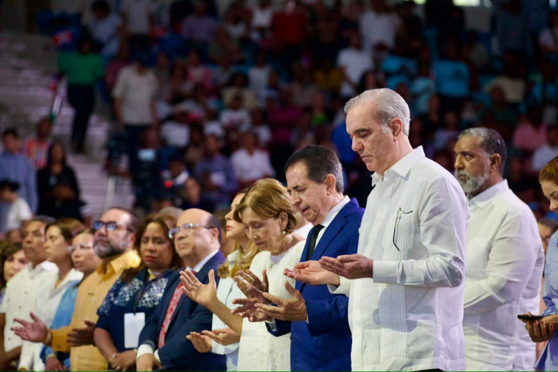Durante el acto, el mandatario recibió un reconocimiento de parte de representantes de la comunidad cristiana por conmemorar el "Día de la Biblia".