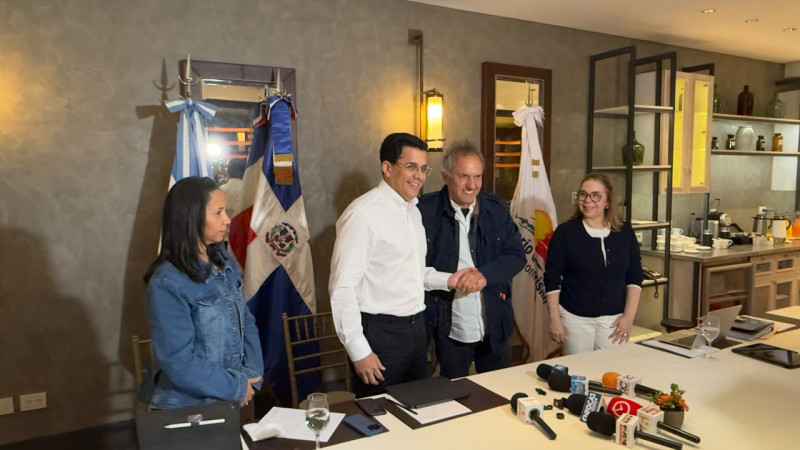 David Collado, en conjunto con su homólogo argentino, Daniel Scioli.