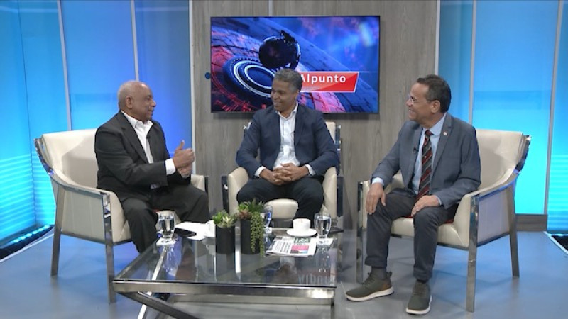El odontólogo James Collins conversa con los periodistas Tomás Aquino Méndez y Ramón García.
