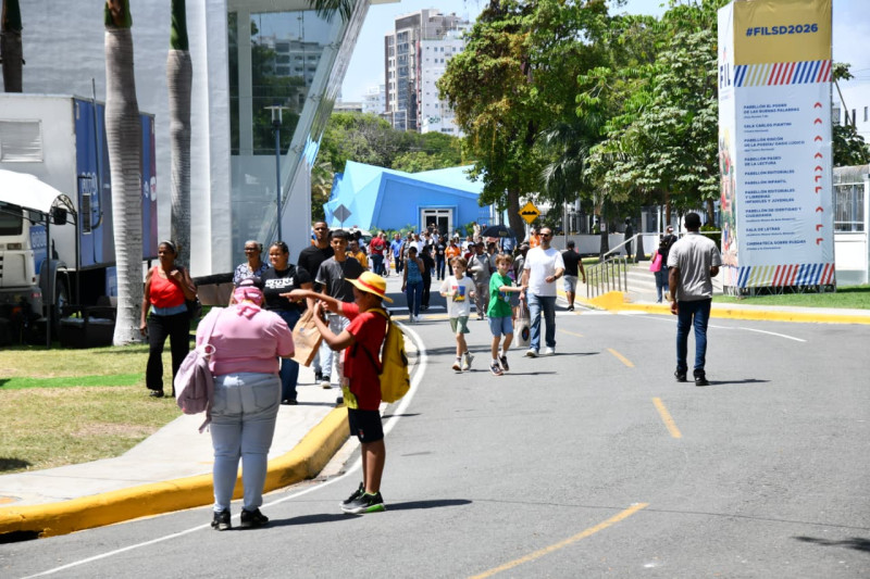 La Feria Internacional del Libro 2026 continúa con una masiva asistencia.