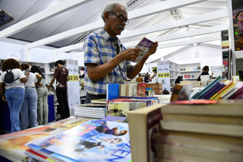 Visitantes acuden en busca de sus libros preferidos.