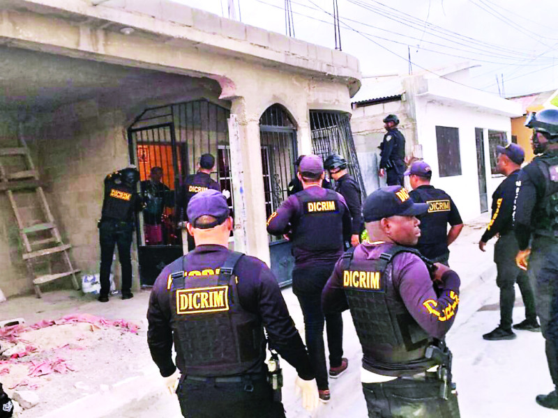 Agentes policiales realizan constantes operativos en busca de acusados de delitos.