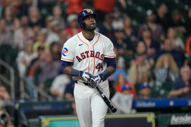 Yordan Alvarez, de los Astros, observa su jonrón contra los Reales, el 17 de septiembre de 2026, en Houston.