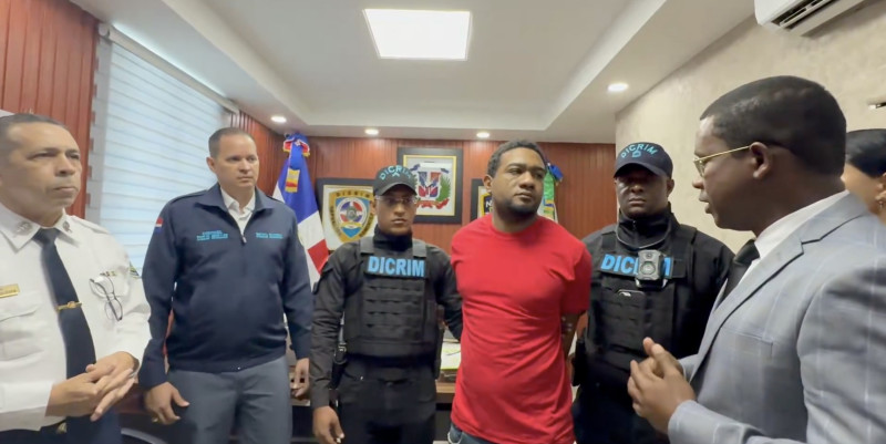 El pasado viernes se entregó a las autoridades policiales Michael Manuel Urbaez (a) “Cachón”, supuestamente vinculado a intento de asaltar una remesadora.