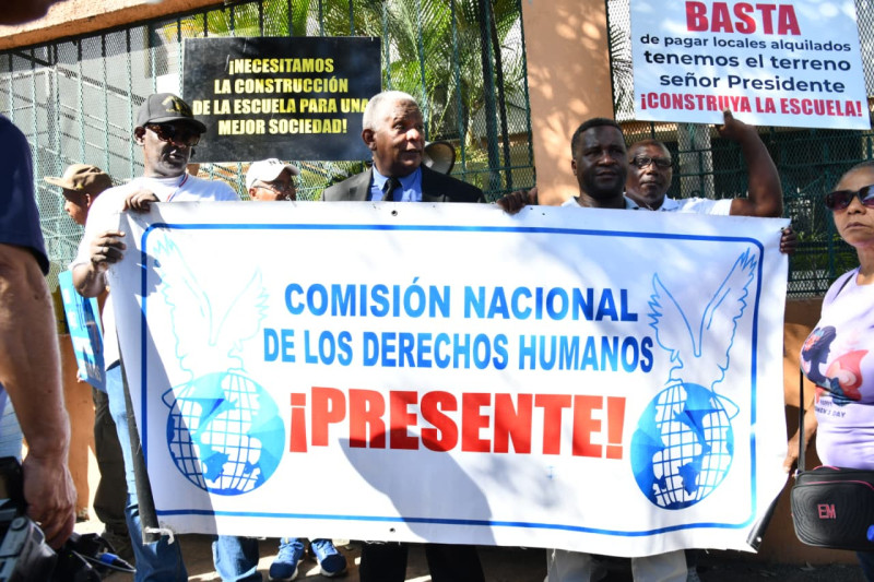 Manuel María Mercedes encabeza protesta frente al Palacio