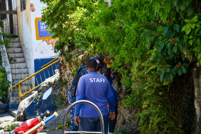 Agentes de la Policia Nacional realizando patrullaje en el barrio.