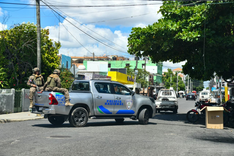 Agentes de la Policia Nacional realizando patrullaje en el barrio.