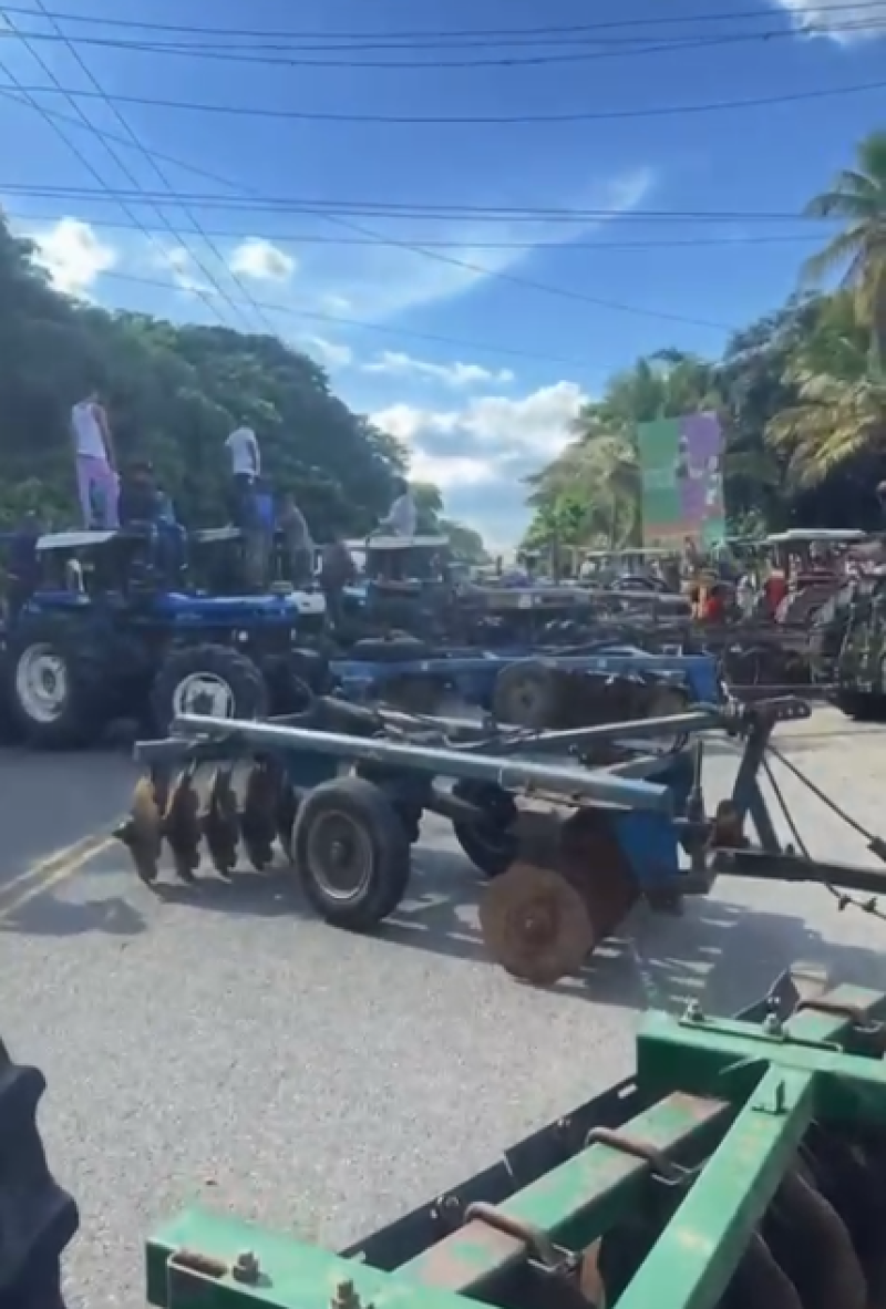 Productores son detenidos durante protesta por deuda de RD$550 MM en San Juan