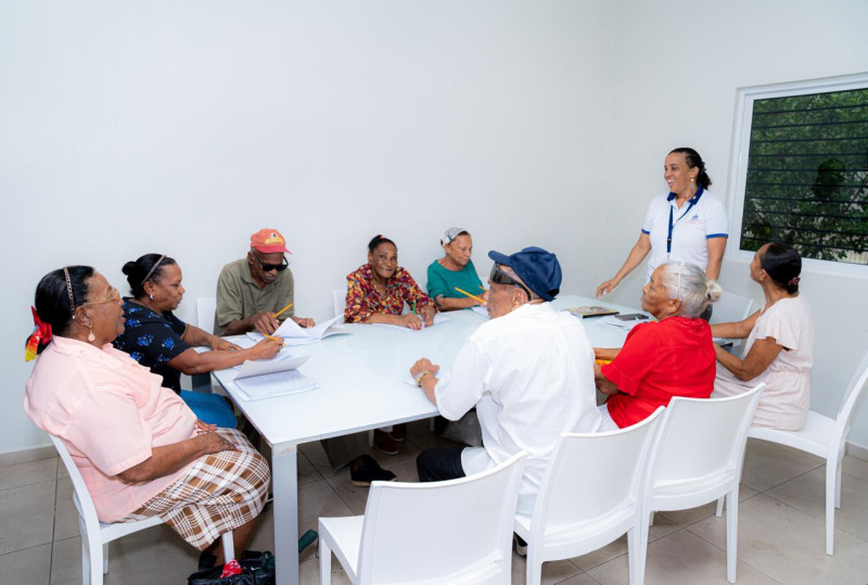 Adultos mayores tomando clases de inglés.