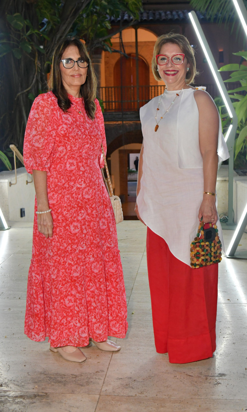 Maripili Díaz de Martínez y Giselle Haché de Martínez.