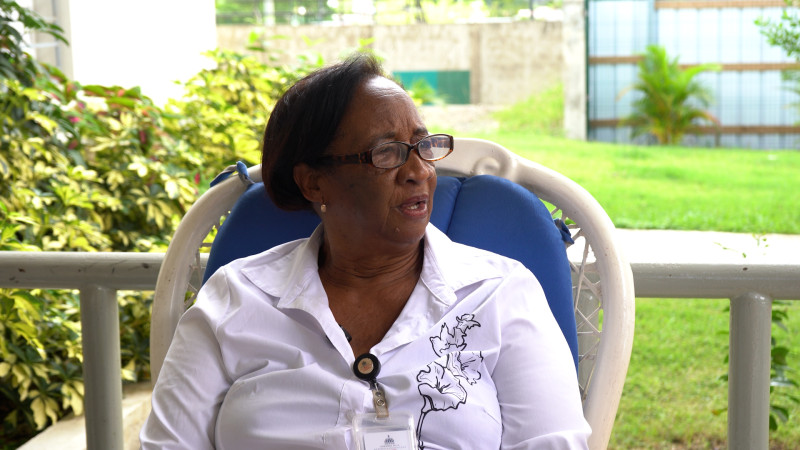 Josefa Lugo Marcelo, adulta mayor de 70 años que labora como asistente administrativa en el Departamento Jurídico de Conape.