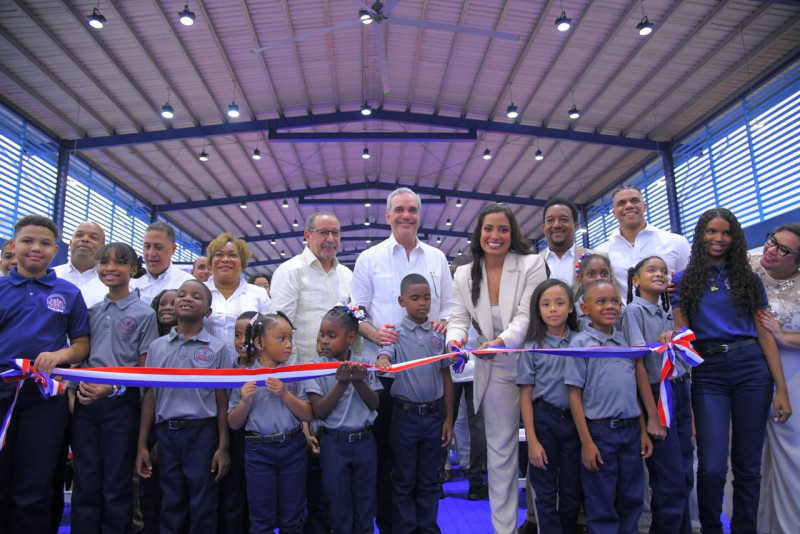 Carolina Cruz Martínez hace el corte de la cinta del complejo educativo-deportivo, en presencia del presidente Luis Abinader, Juan Soto, Pedro Martínez y los niños alumnos de la Escuela Básica Paulino Jaime Abreu.