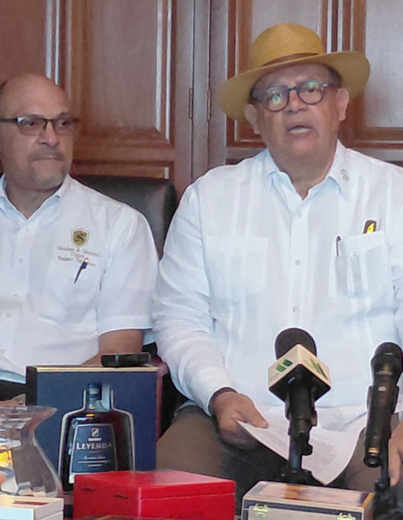 Juan Tejeda presidente del Clúster Turístico de Peravia y Taga Sánchez,  del Comité organizador.