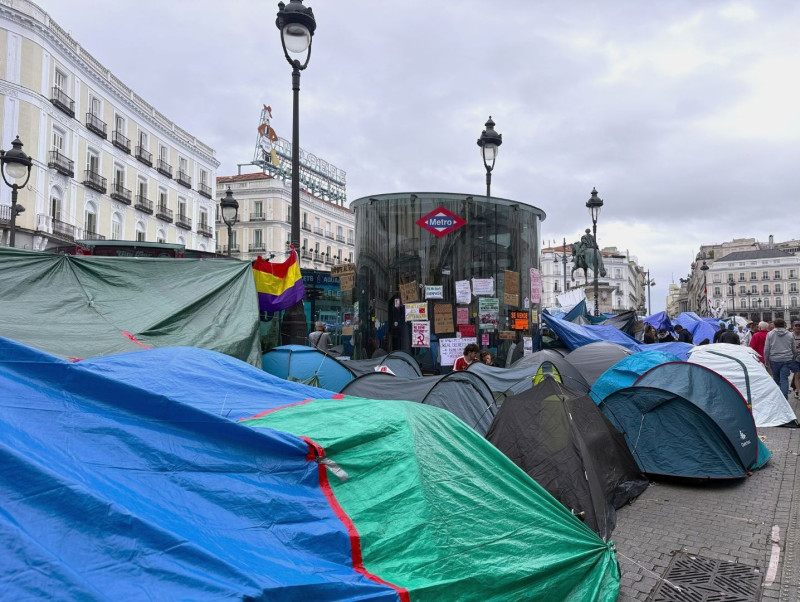 En la Puerta del Sol decenas de personas permanecen instaladas en tiendas de campaña y espacios improvisados.