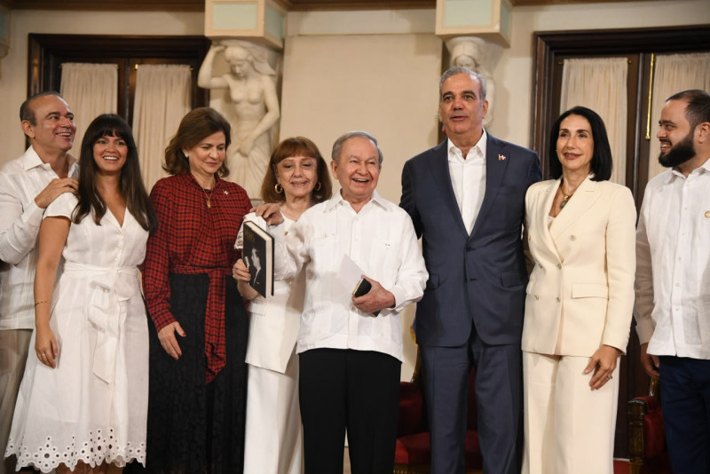 El presidente Abinader, junto a la primera dama Raquel Arbaje y la vicepresidenta Raquel Peña, entregaron a Ellis Pérez el Premio Anual “Adulto Mayor”, como un reconocimiento a su labor profesional.