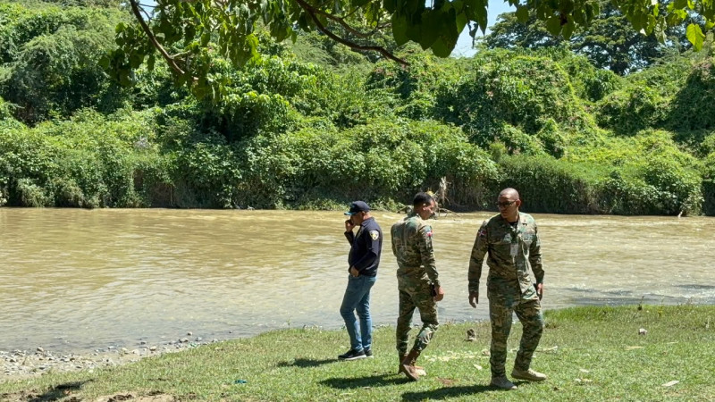 Autoridades en las orillas del río Yaque del Norte para dar con el paradero de Josnely Álvarez, la menor de 14 años desaparecida en Navarrete