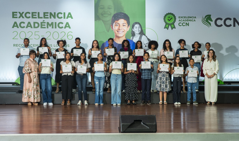 Grupo de estudiantes reconocidos durante Excelencia Académica 2026