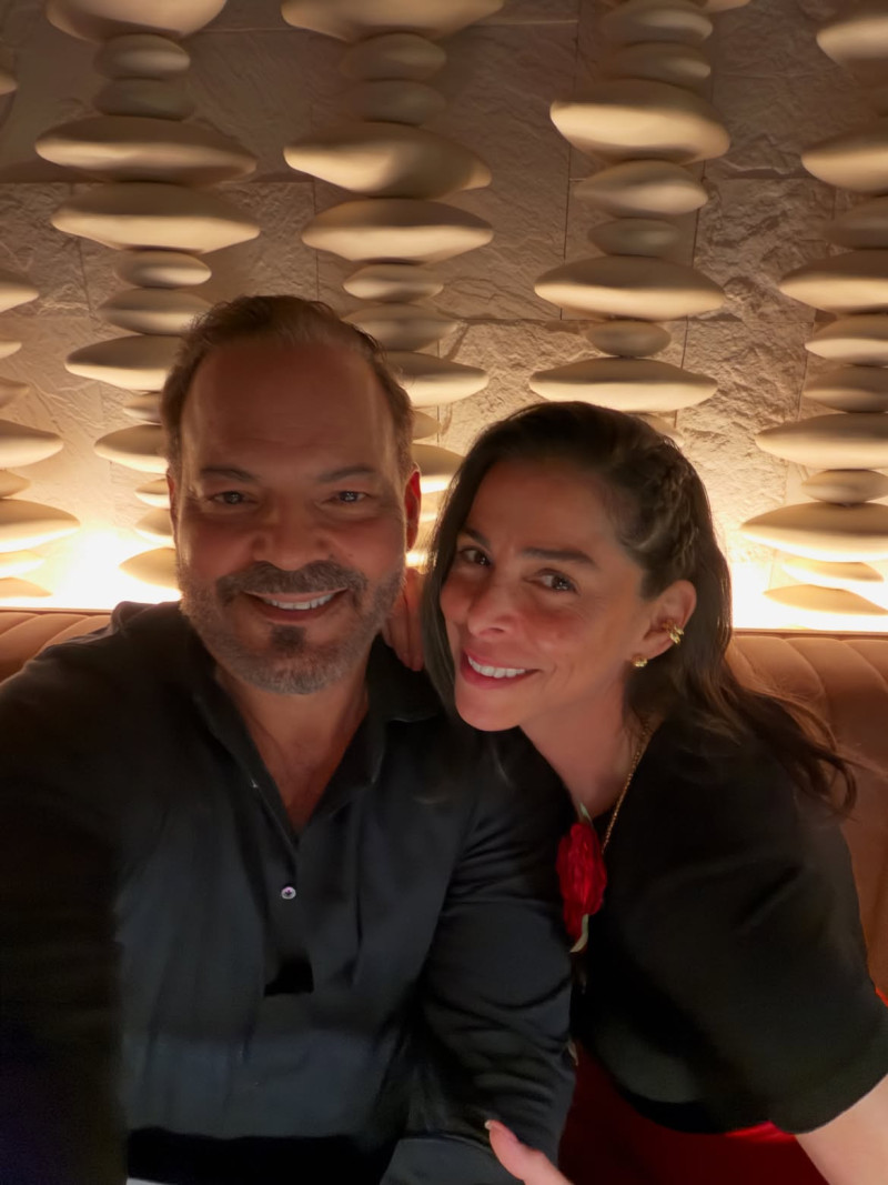 La comunicadora Lourdes Stephen y su esposo Michael Puchades.