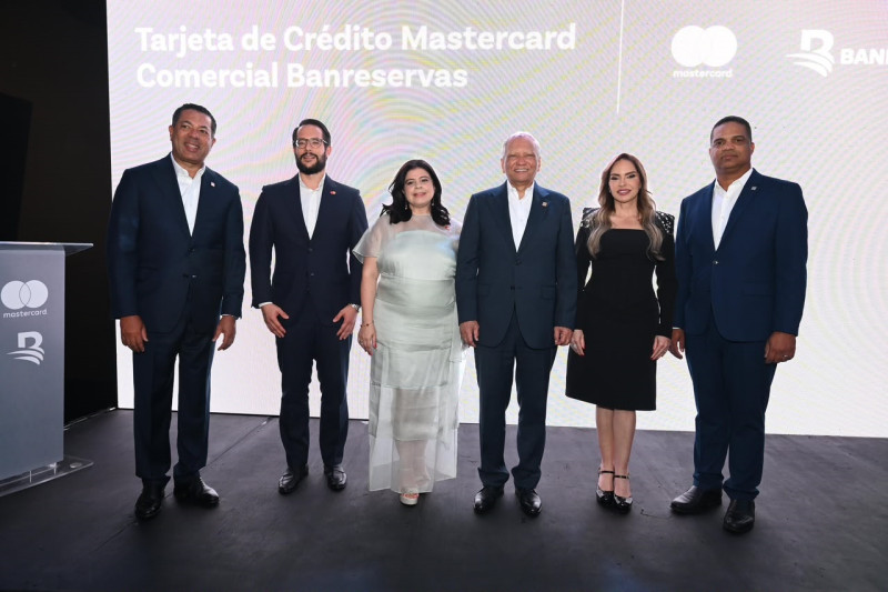 Representantes de Banreservas y  Mastercard