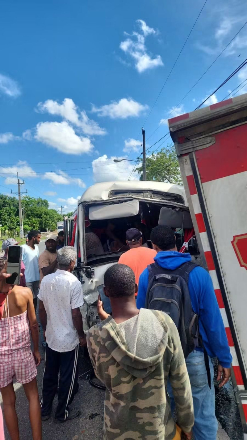 El choque entre el autobús del sindicato  ASOTRASEY y a un camión cargado de aceite dejo un muerto y ocho heridos