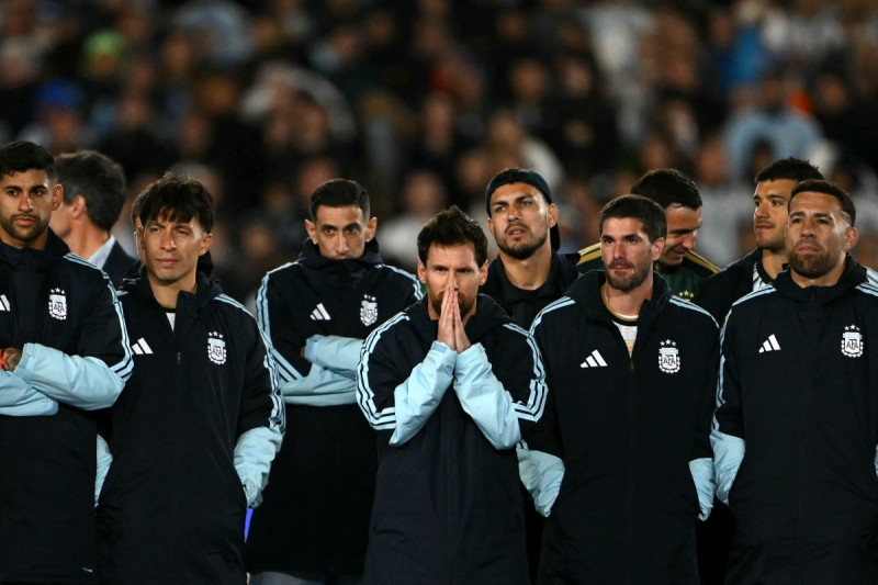Argentina's forward #10 Lionel Messi (C) reacts in a tribute after the international friendly football match between Argentina and Benin at the Mas Monumental stadium in Buenos Aires on October 6, 2026. (Photo by Luis ROBAYO / AFP)