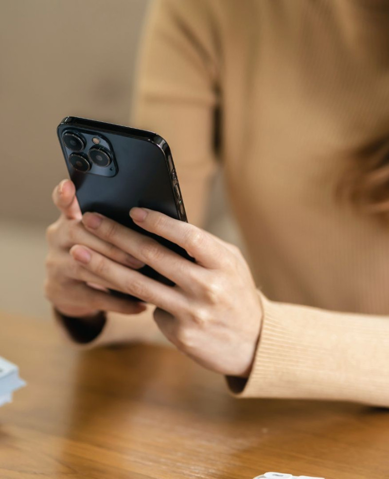 La especialista dice que lo más responsable es no demonizar el celular ni afirmar que causa lesiones que no se han demostrado