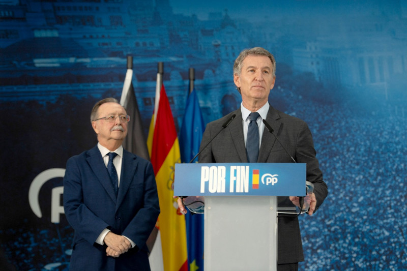 Alberto Núñez Feijóo, líder del Partido Popular (PP) —la oposición de derecha en España—, conversa junto al presidente de la ciudad autónoma de Ceuta, Juan Jesús Vivas (a la izquierda), durante una rueda de prensa en el enclave español de Ceuta .