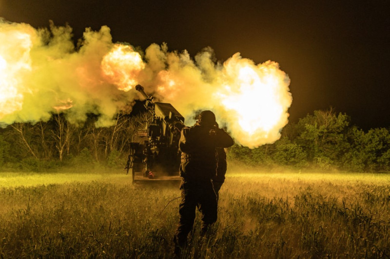 Soldados ucranianos de la 30.ª Brigada disparan artillería Bohdana contra posiciones rusas en el óblast de Donetsk, Ucrania, el 31 de mayo de 2026.