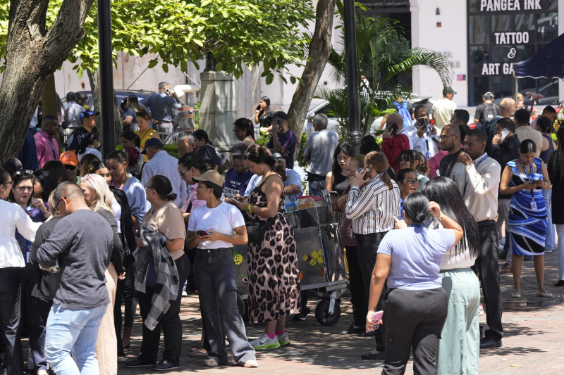 Personas evacuadas de un edificio se congregan en una plaza tras el fuerte terremoto que sacudió el país, en la Ciudad de Panamá el 9 de octubre de 2026.
