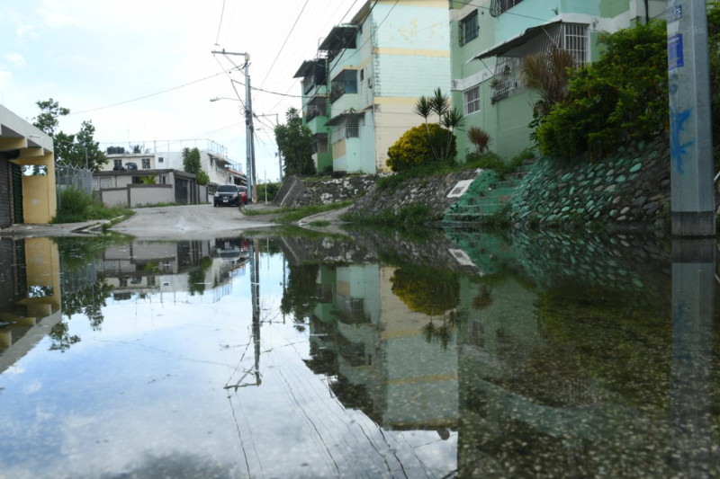 Agua estancada, malos olores y criaderos de mosquitos desesperan a residentes de Sabana Perdida