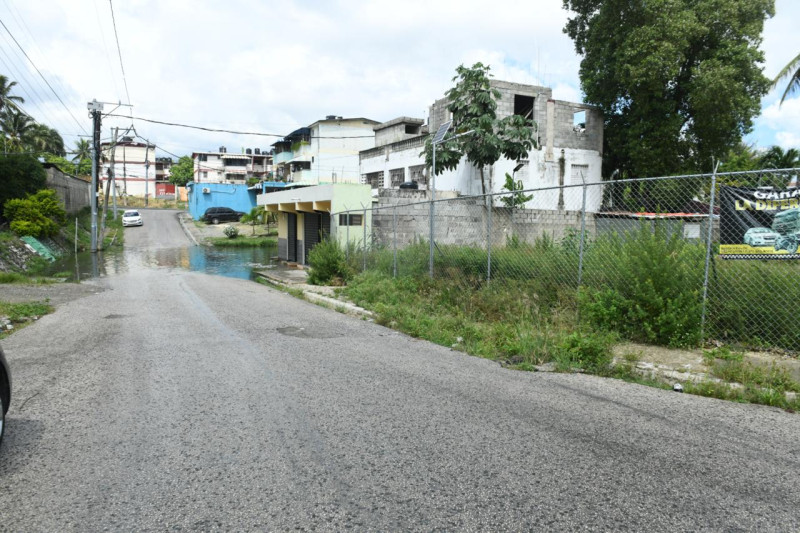 Agua estancada, malos olores y criaderos de mosquitos desesperan a residentes de Sabana Perdida