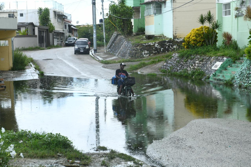 Agua estancada, malos olores y criaderos de mosquitos desesperan a residentes de Sabana Perdida