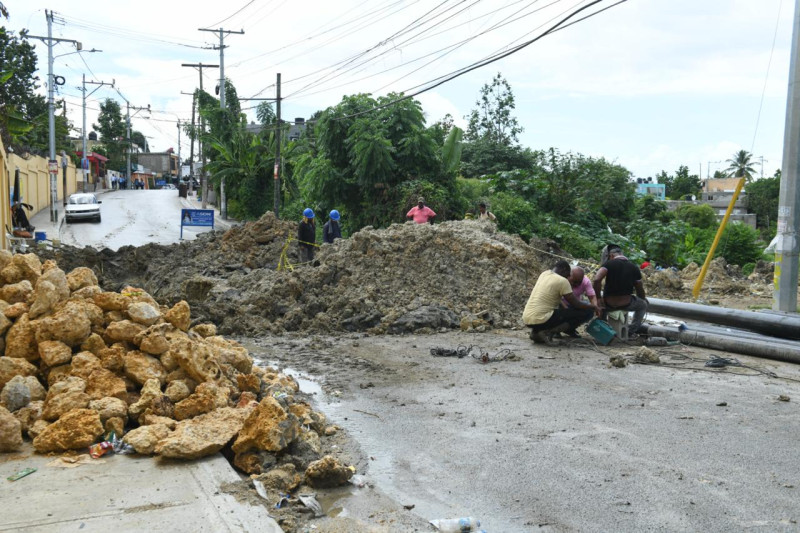 Obra de la CAASD dificulta el tránsito frente al Politécnico Ave María en Sabana Perdida