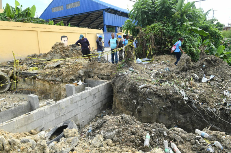 Obra de la CAASD dificulta el tránsito de los estudiantes del Politécnico Ave María y de la comunidad