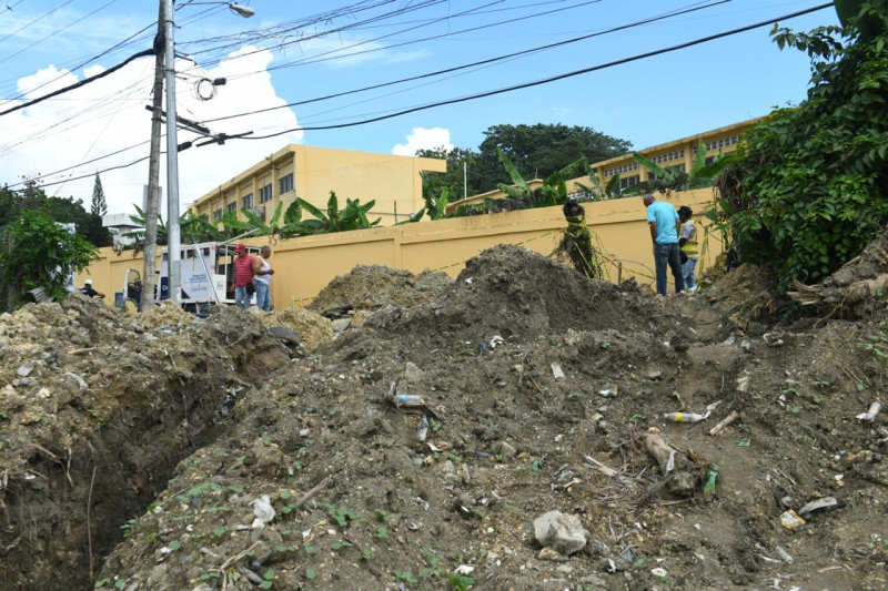 Obra de la CAASD dificulta el tránsito de los estudiantes del Politécnico Ave María y de la comunidad