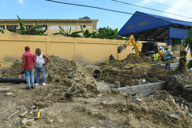 Obra de la CAASD dificulta el tránsito de los estudiantes del Politécnico Ave María y de la comunidad