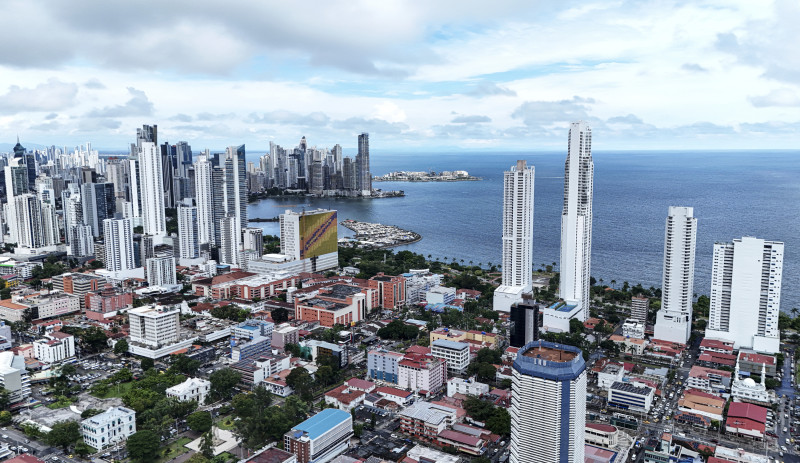 Esta vista aérea muestra la bahía de Panamá tras un fuerte terremoto de magnitud 7,6 que sacudió el país; la imagen fue tomada en Ciudad de Panamá el 9 de octubre de 2026.