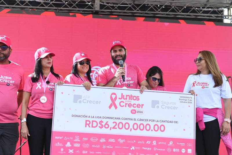 Héctor José Rizek, presidente general de AFP Crecer, junto a Rita Plá, gerente general de la Administradora de Fondos de Pensiones, anuncian la meta de RD$ 6 millones 200 mil recaudados durante los 5K contra el cáncer.