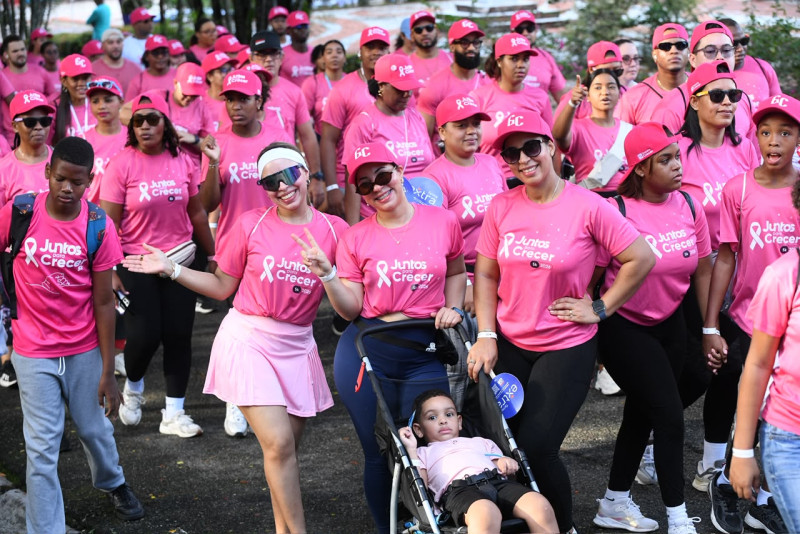 Familias caminan contra el cáncer.