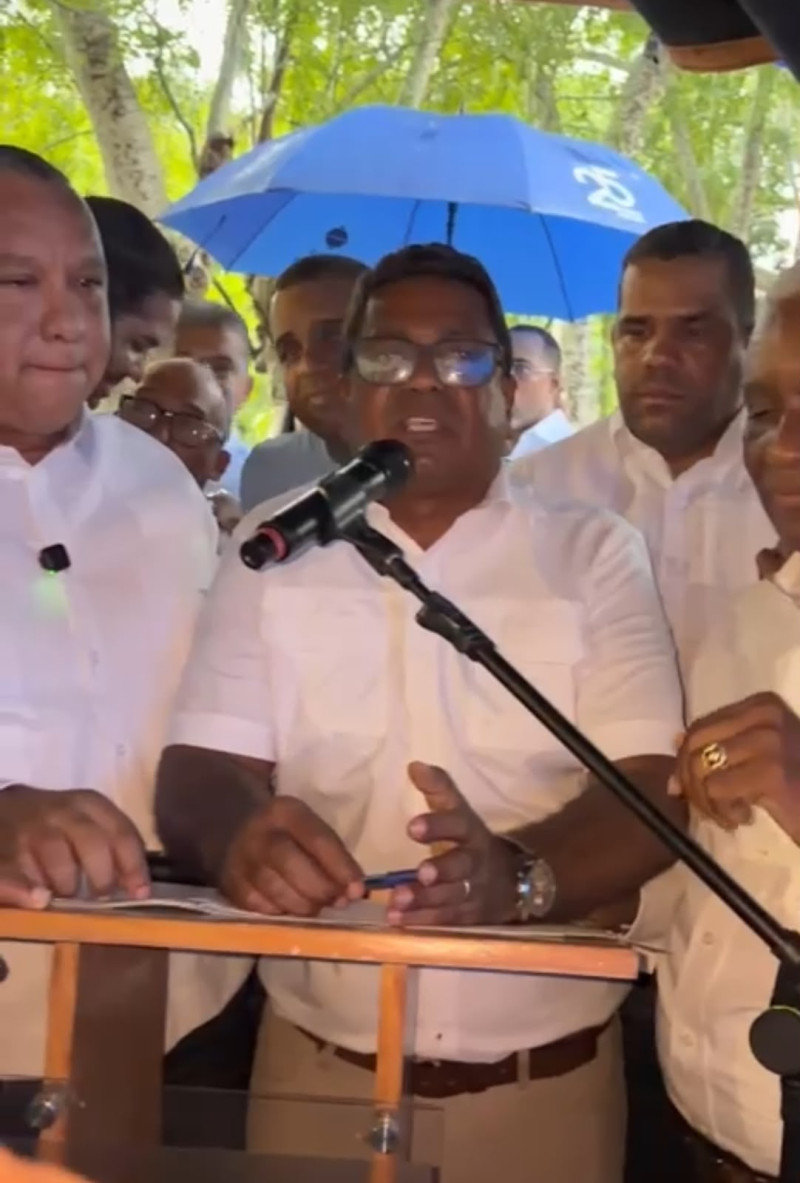 El alcalde de Los Alcarrizos, Junior Santos, informando la decisión del presidente Luis Abinader de no vertedero en La Cuaba.