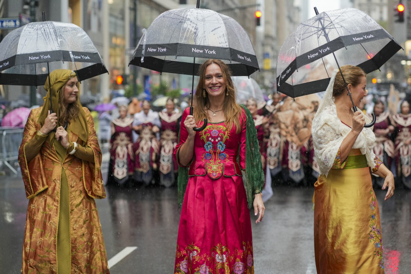Mujeres participan en el Desfile de la Hispanidad este domingo en Nueva York (EE.UU.).