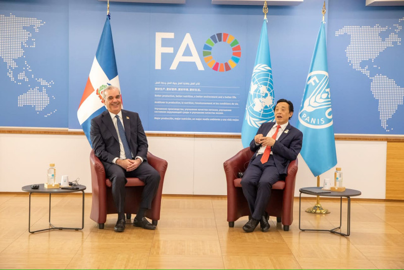 El presidente Luis Abinader junto al director general de la Organización de las Naciones Unidas para la Alimentación y la Agricultura (FAO), Qu Dongyu.