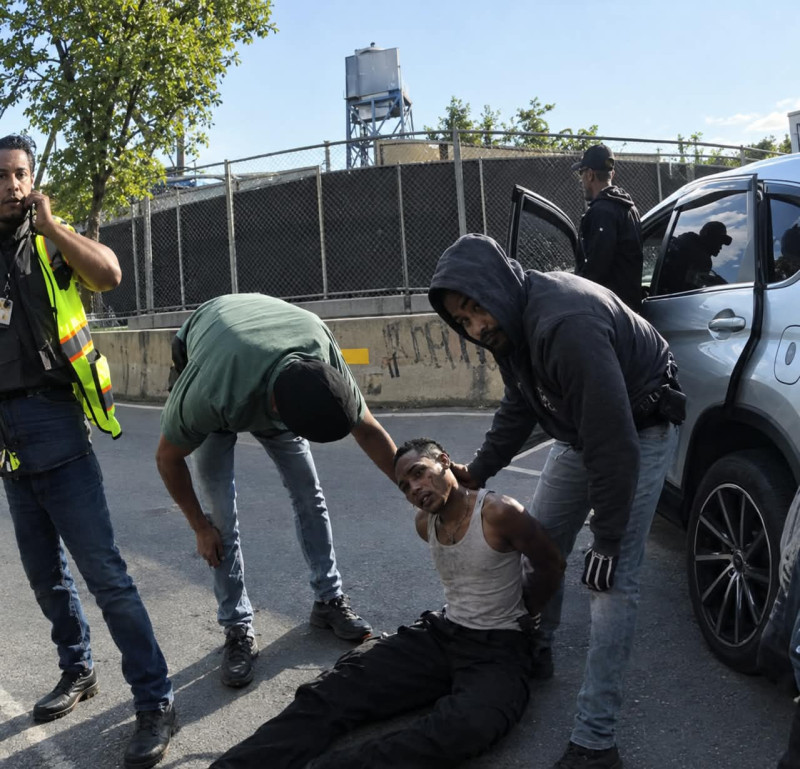 Momento en que dominicano herido de bala por el Servicio de Inmigración y Control de Aduanas (ICE) es detenido.