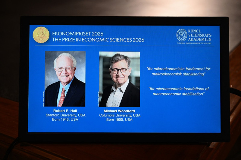 Los economistas estadounidenses Robert Hall y Michael Woodford fueron galardonados con el Premio Nobel de Economía el 12 de octubre por sus trabajos sobre cómo la política monetaria y fiscal puede ayudar a estabilizar las fluctuaciones de la economía. (Foto de Jonathan Nackstrand / AFP)