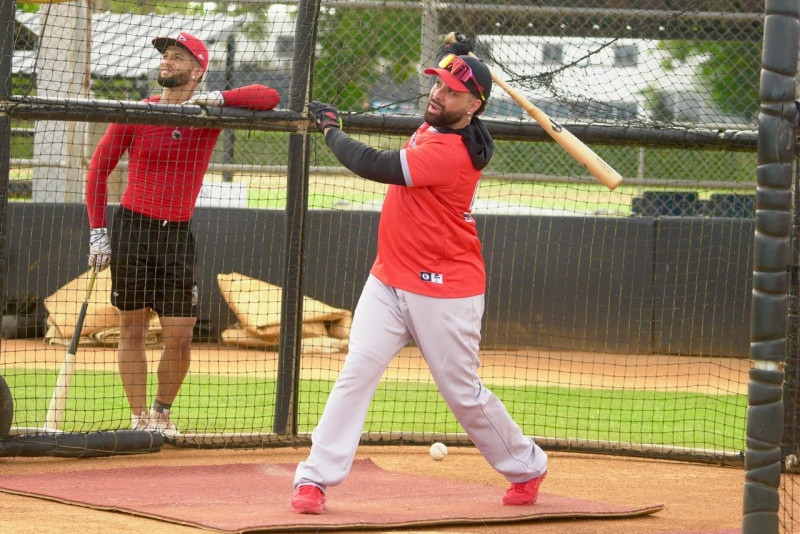 MIchael De la Cruz durante una práctica de bateo.