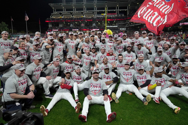Los jugadores y coaches de los Guardianes de Cleveland celebran su avance a la Serie de Campeonato tras derrorar a los Medias Blancas de Chicago.